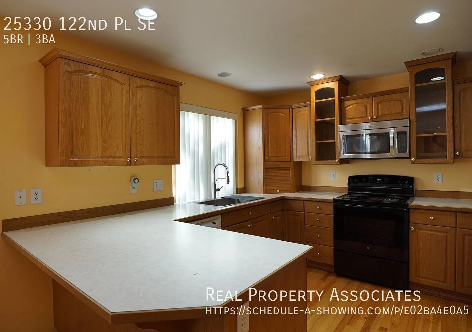 Beautiful Five Bedroom Home on Private Cul-de-Sac with Fully Fenced Yard — Photo 4