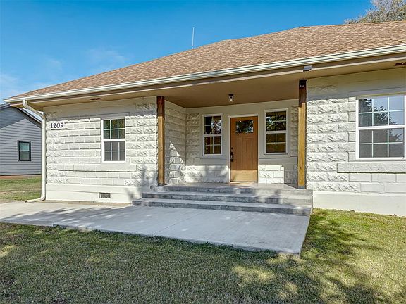 3rd image of 1209 E Oak St