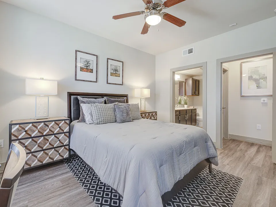 Lone Oak apartments community photo