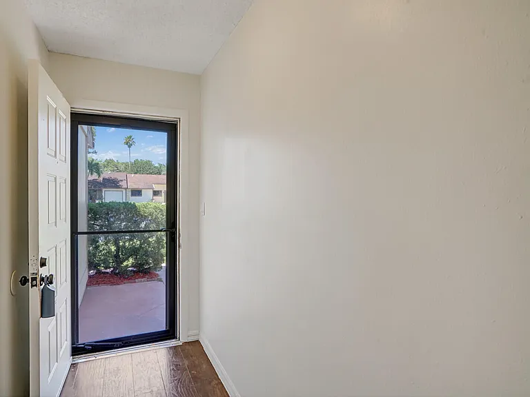 30 Kensington Ln — Photo 3