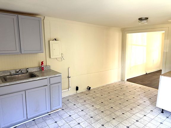 5th image of 410 Pleasant St