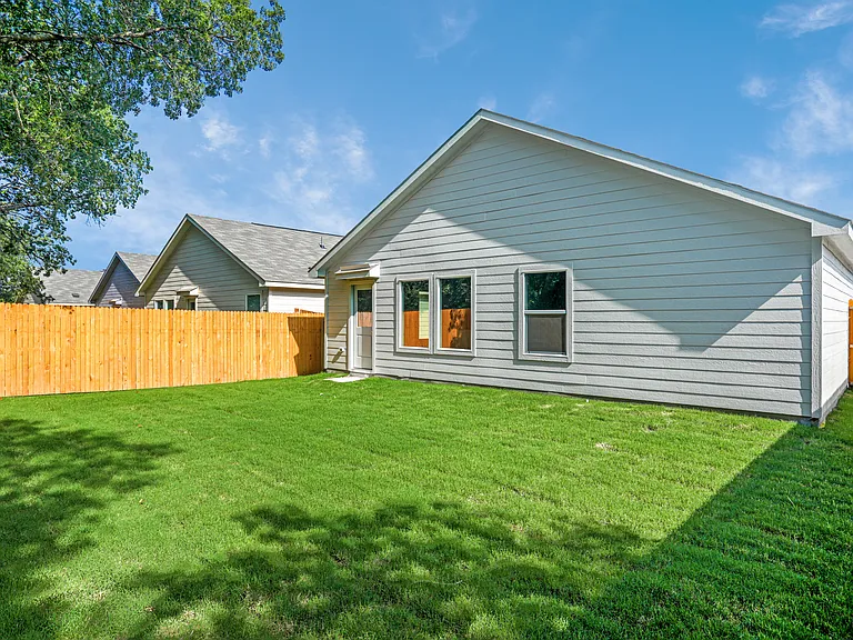 1025 Macnab Dr — Photo 5