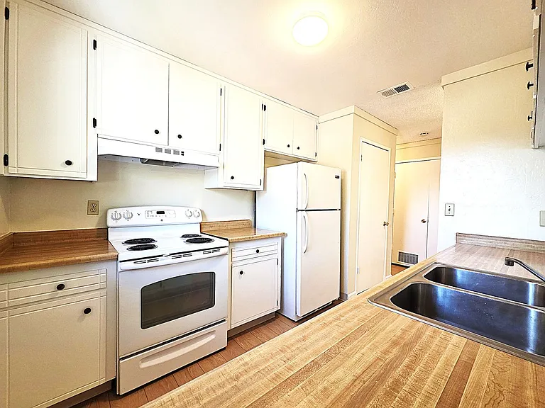 1005 Brinkby Ave — Photo 8