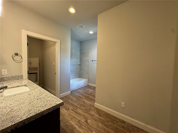 5th image of 203 Brentwood Dr E APT 46