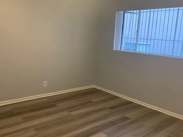 327 S Alexandria Ave — Photo 1
