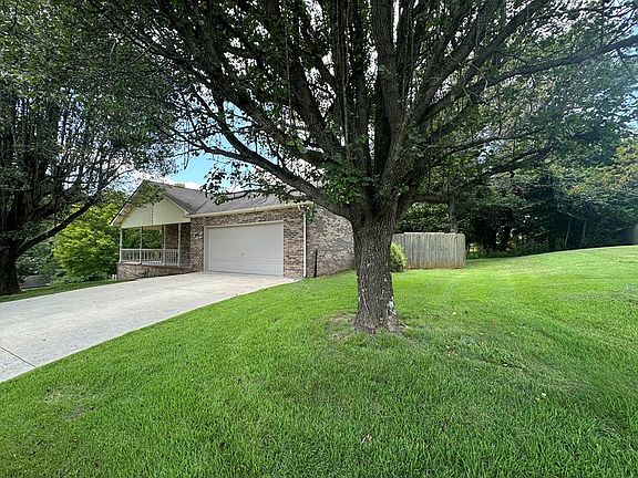 3rd image of 2622 Lake Pointe Dr