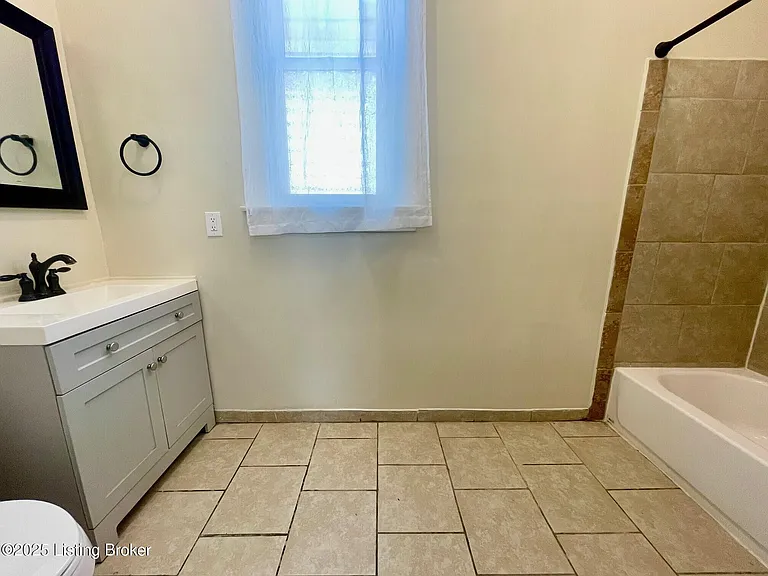 813 Swan St — Photo 7