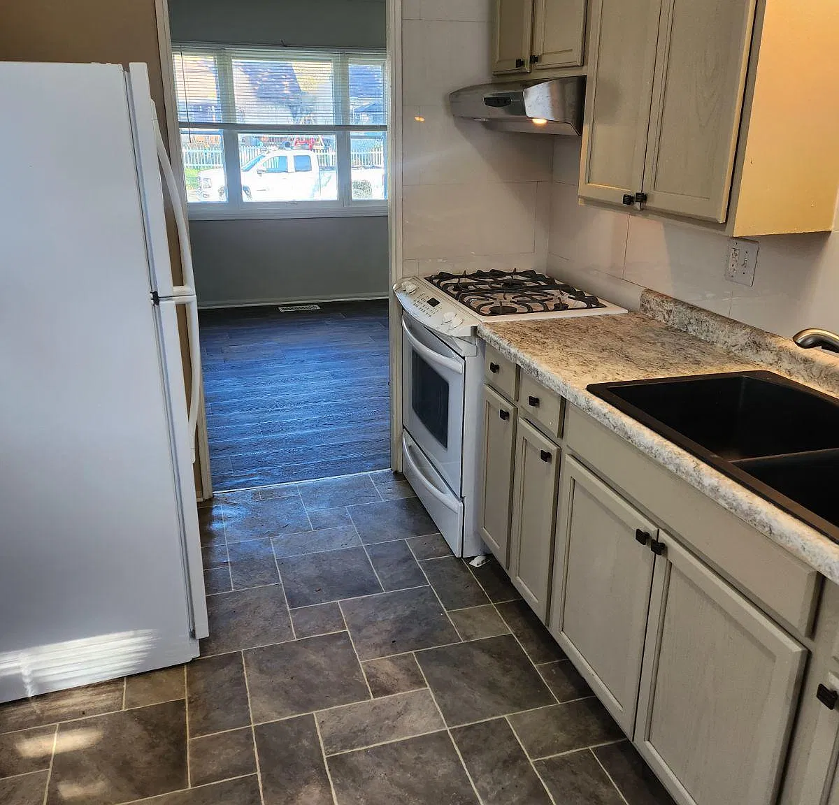 2 bed, 672 sqft, $1,100 — Photo 3