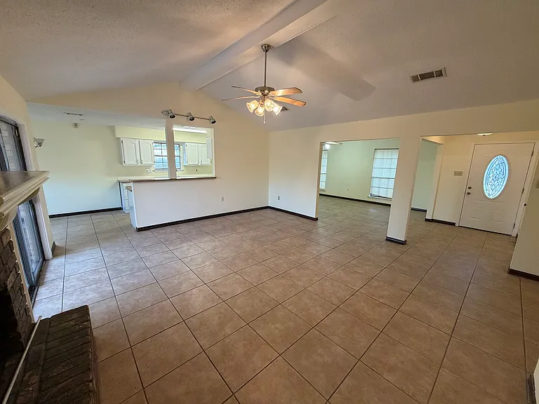 2104 Colonial Dr — Photo 5