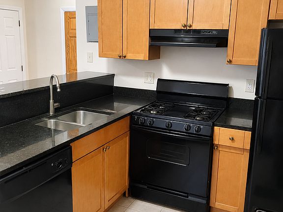 3rd image of 199 Beacon St #3