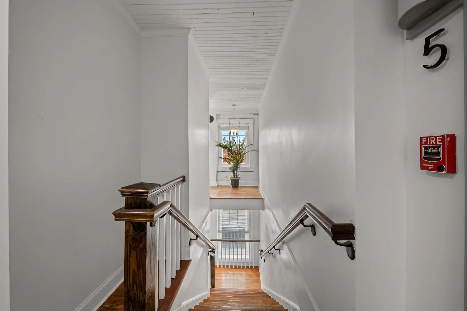 300 Laurel Street -L300AU - 5 — Photo 2