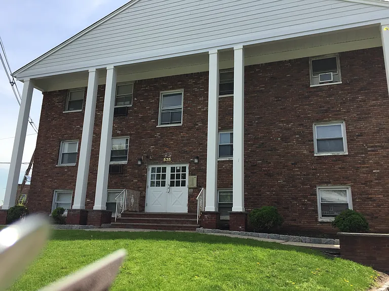 535 Westminster Ave — Photo 5
