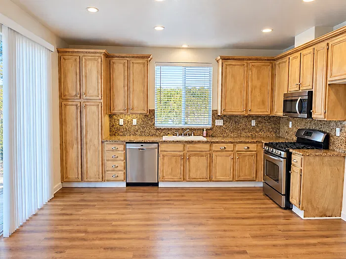 4 bed, 2.5 bath, 1969 sqft, $3,900 — Photo 3