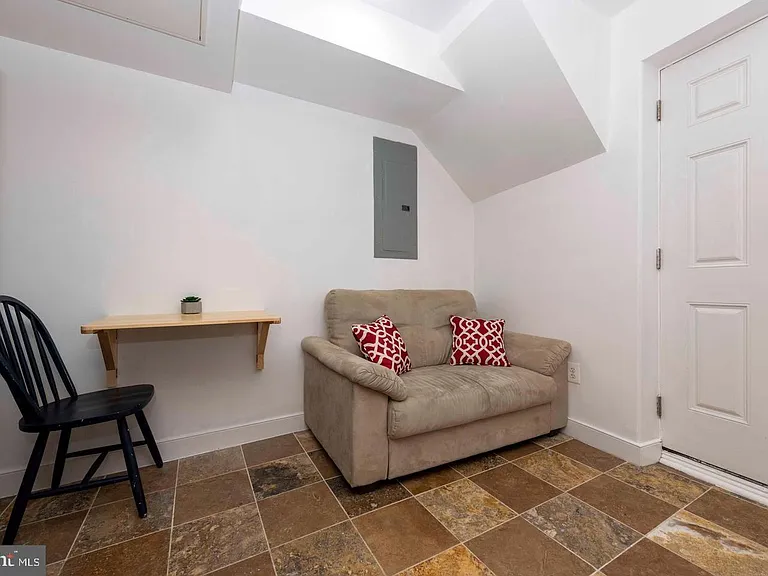 514 Hobart Pl NW #1 — Photo 3