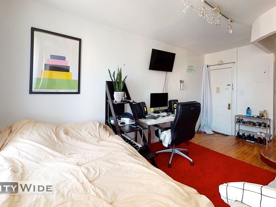 2nd image of 272 E 3rd St #6FR