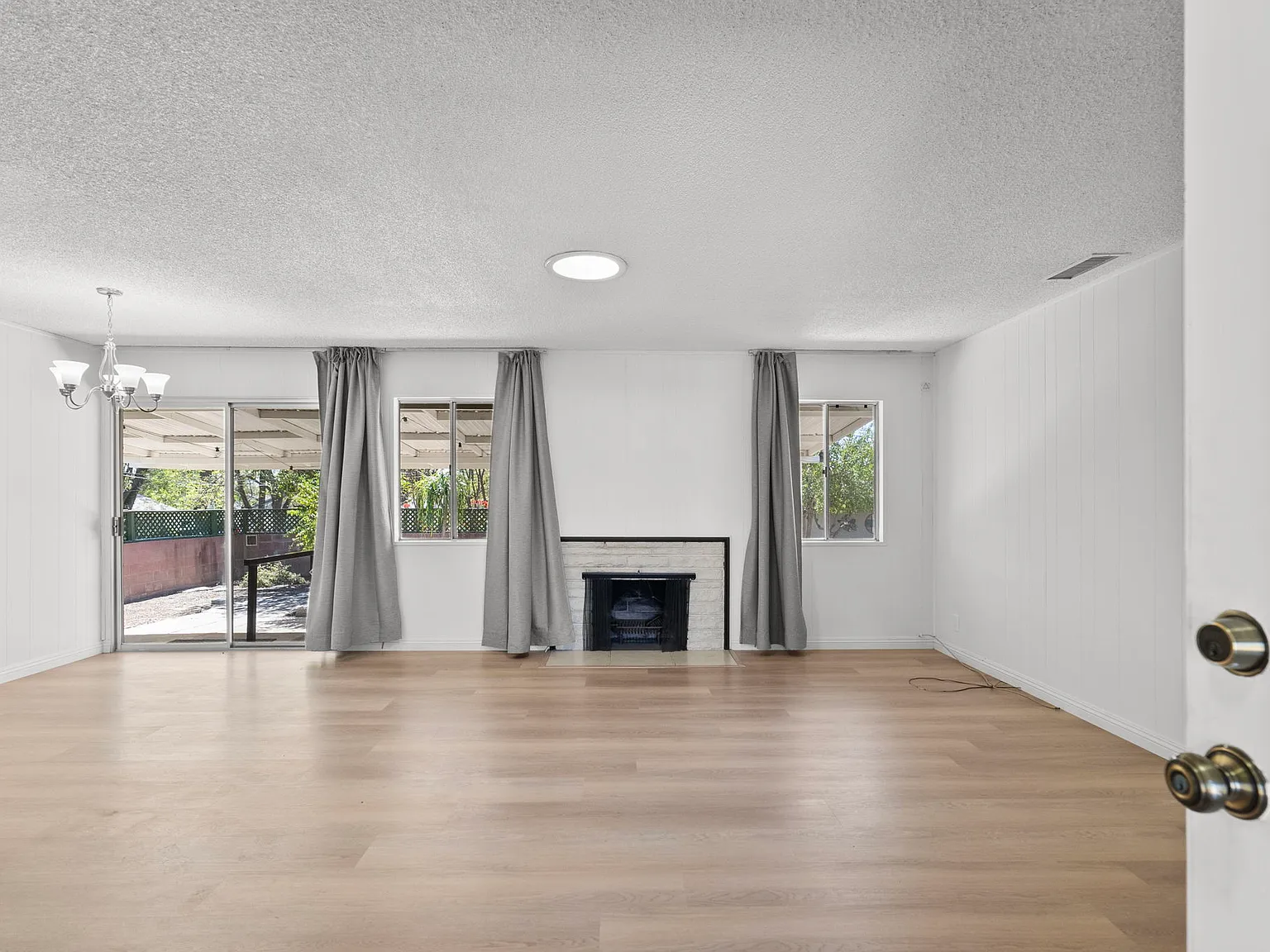 3 bed, 1252 sqft, $3,600 — Photo 4
