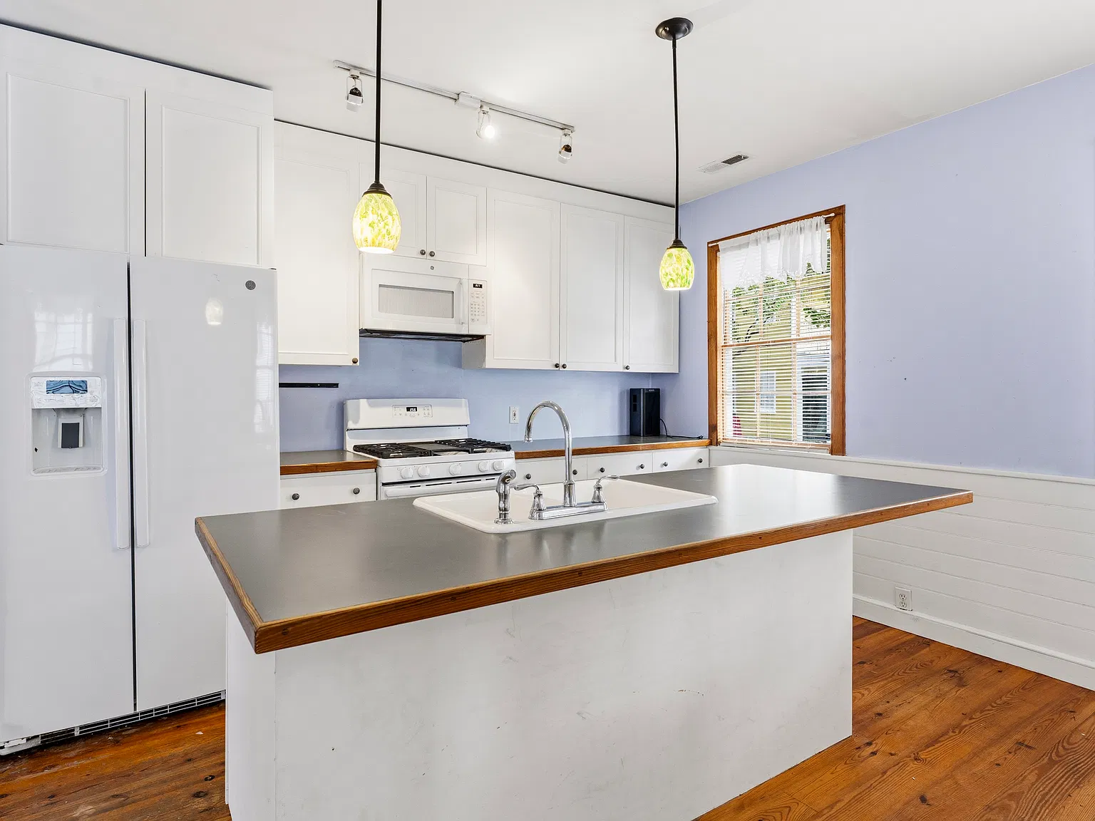 2 bed, 1.5 bath, 1320 sqft, $4,000 — Photo 3
