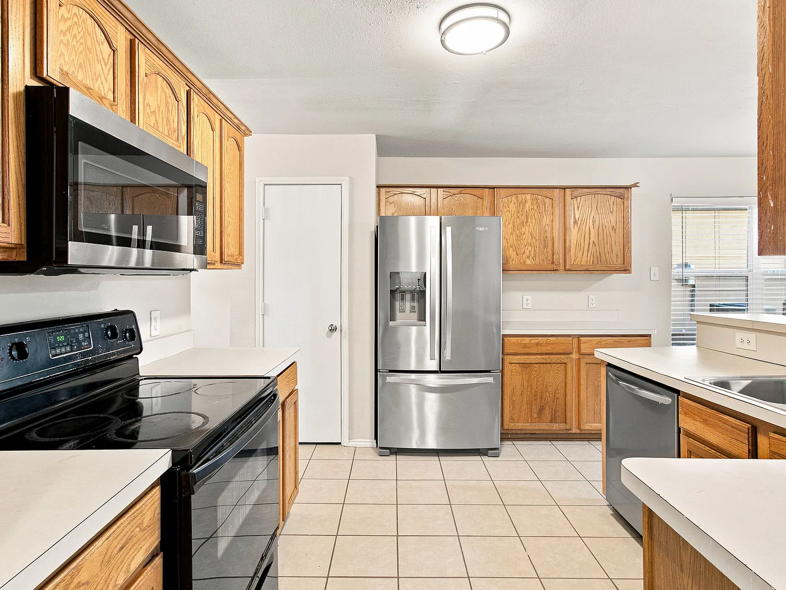 4 bed, 2.5 bath, 2306 sqft, $2,400 — Photo 2