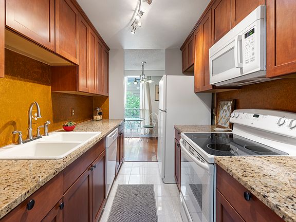 5th image of 937 N Clarkson St APT 205