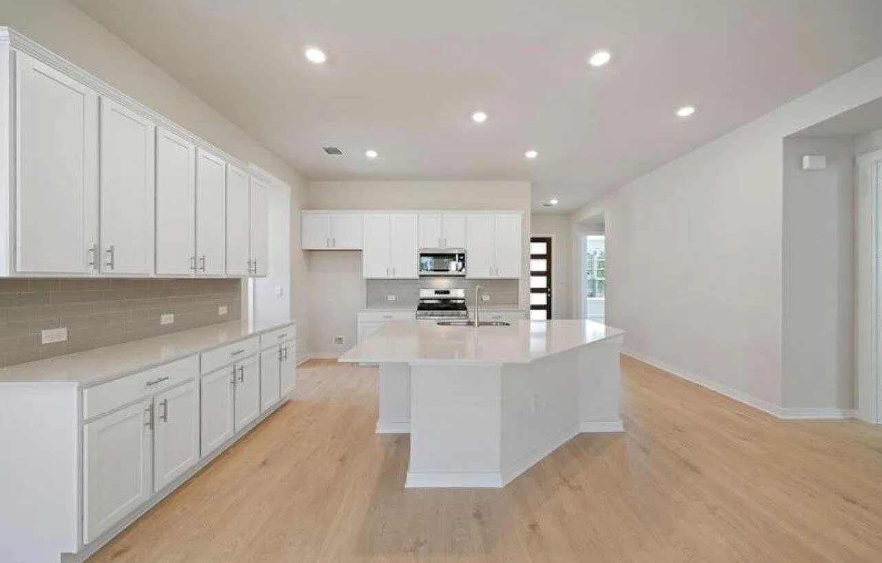 4 bed, 2.0 bath, 2102 sqft, $2,300 — Photo 4