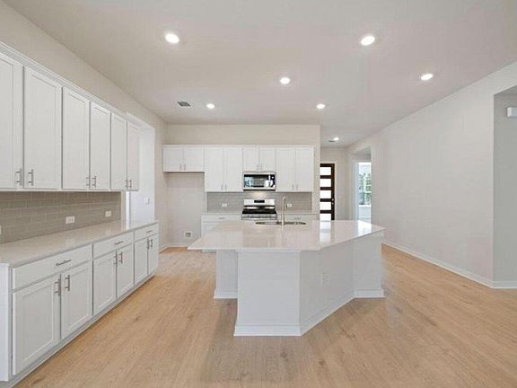 4th image of 409 Deerpath St