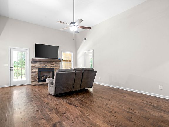 3rd image of 821 Rushing Dr