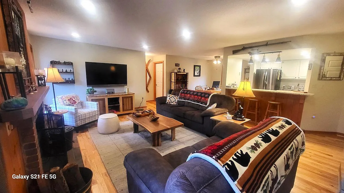3 bed, 2.0 bath, 1304 sqft, $14,000 — Photo 2