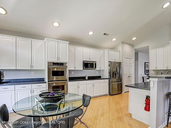 3rd image of 12 Cotswold Circle