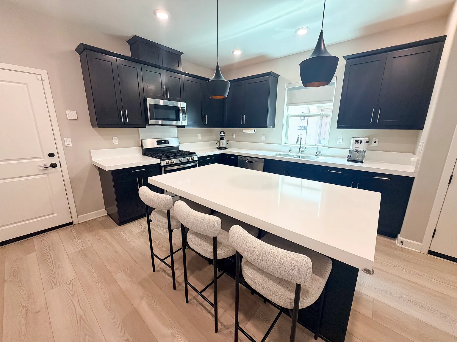 3 bed, 2.5 bath, 1716 sqft, $4,695 — Photo 2