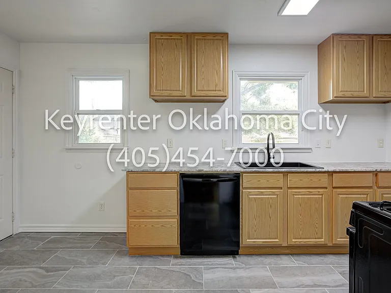 1520 Rowena Ln — Photo 8