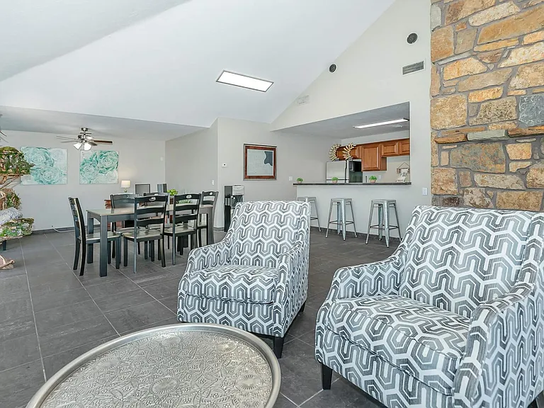 ONE MONTH FREE! APPLY FREE! VIRTUAL TOURS! — Photo 3