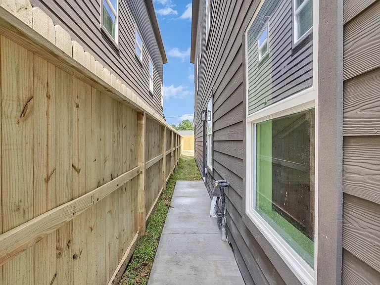 1052 N Lane St — Photo 24