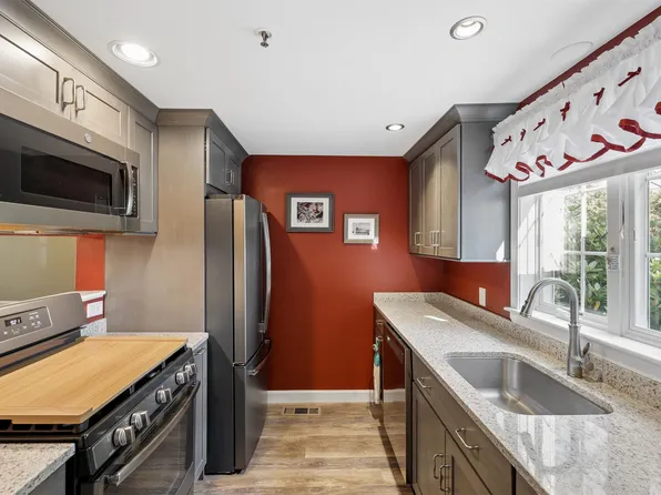 15 Surrey Run, Dover, NH 03820