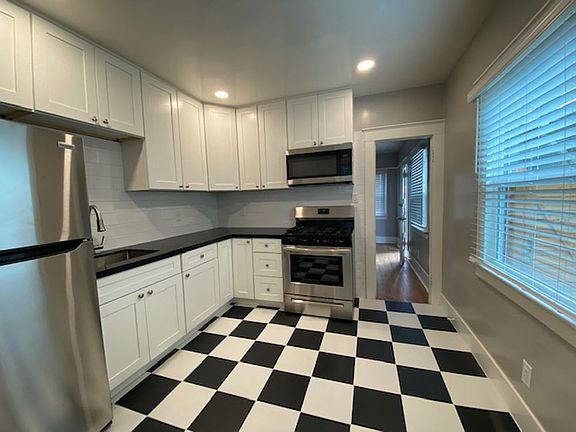 3rd image of 3075 Lincoln Ave