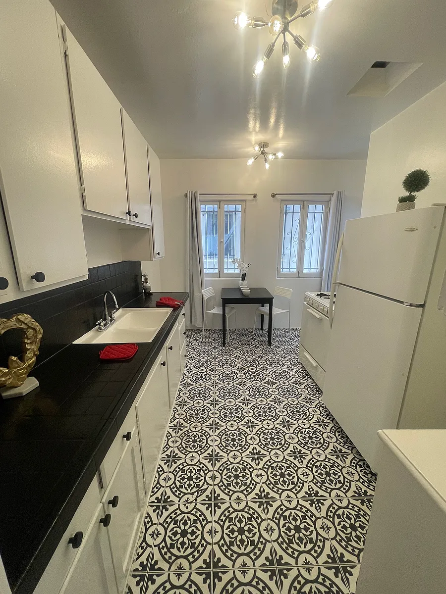 Building Photo - 7948 Blackburn Ave #4