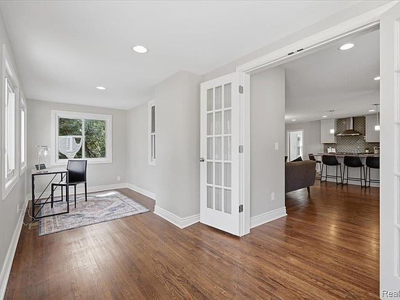 4th image of 307 N Washington Ave