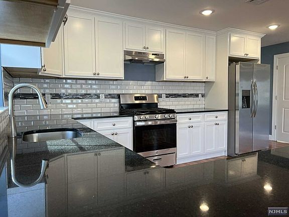 4th image of 79 N Grove St #2