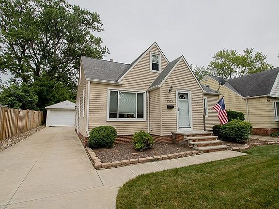 3rd image of 1579 Longwood Dr