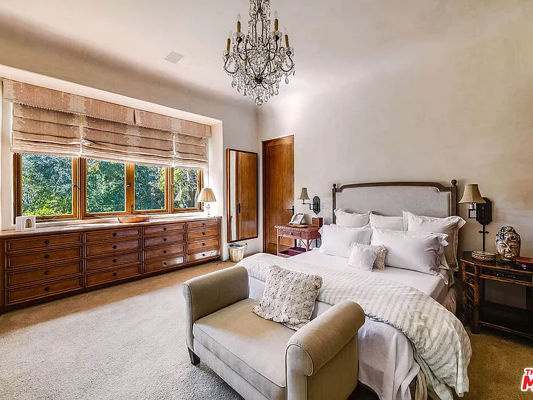 1550 Amalfi Dr — Photo 21