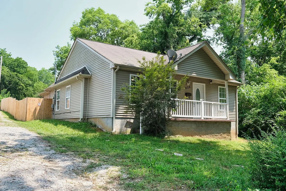 Building Photo - 915 Mapleash Ave