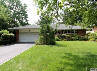 15 Whittier Dr, Albertson, NY 11507