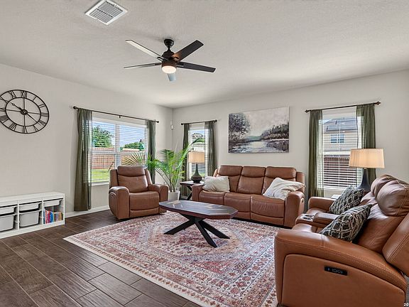 5th image of 520 Saddle House