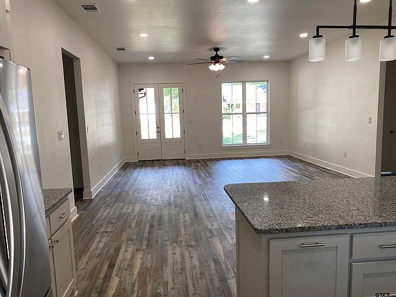5th image of 702 Davis Ave