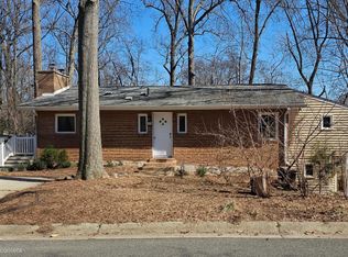 8 Lakeside Dr, Greenbelt, MD 20770