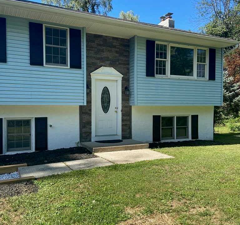 1st image of 10 Thurston Ln