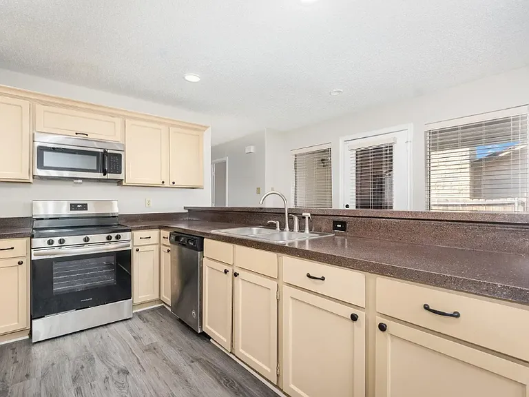 2212 Heritage Cir — Photo 5