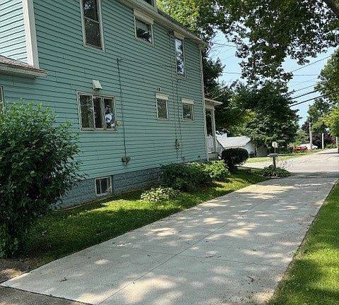 3rd image of 3984 Pine Ave