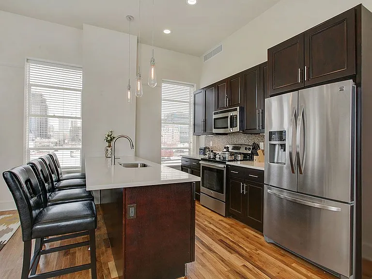 The Howard Luxury Apartments — Photo 32