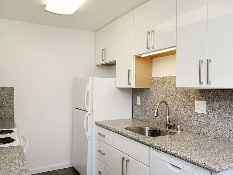 370 Staten Avenue — Photo 7