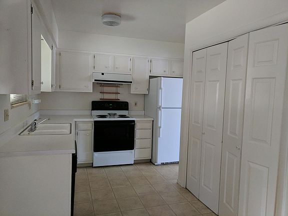 Stove, dishwasher, frig, full size washer dryer hookups